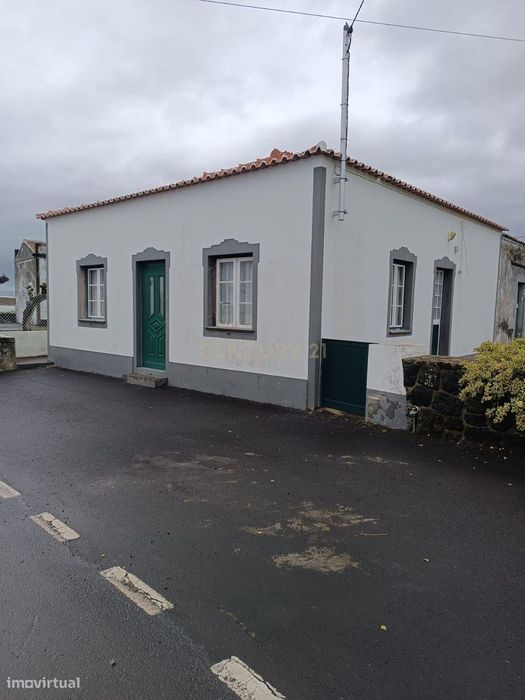 Moradia T2  com Garagem e Terrenos em Guadalupe, Ilha Graciosa