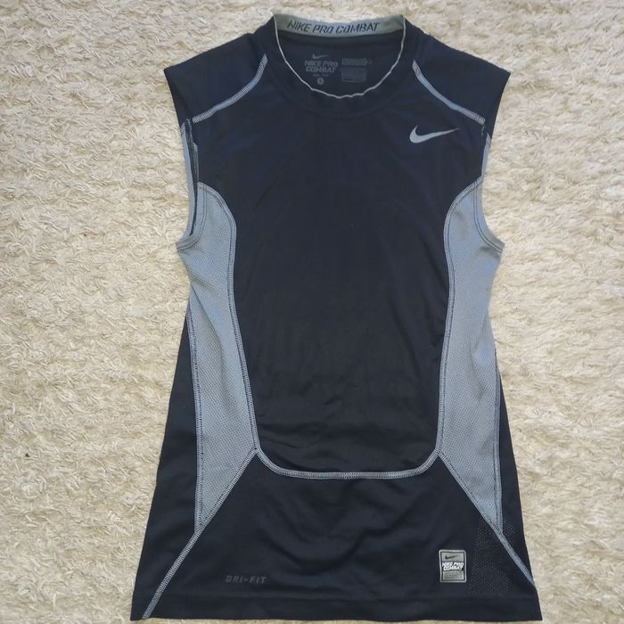 Майка  Nike Pro Combat 
Розмір s
Стан 8/10
Ідеальний варіант для