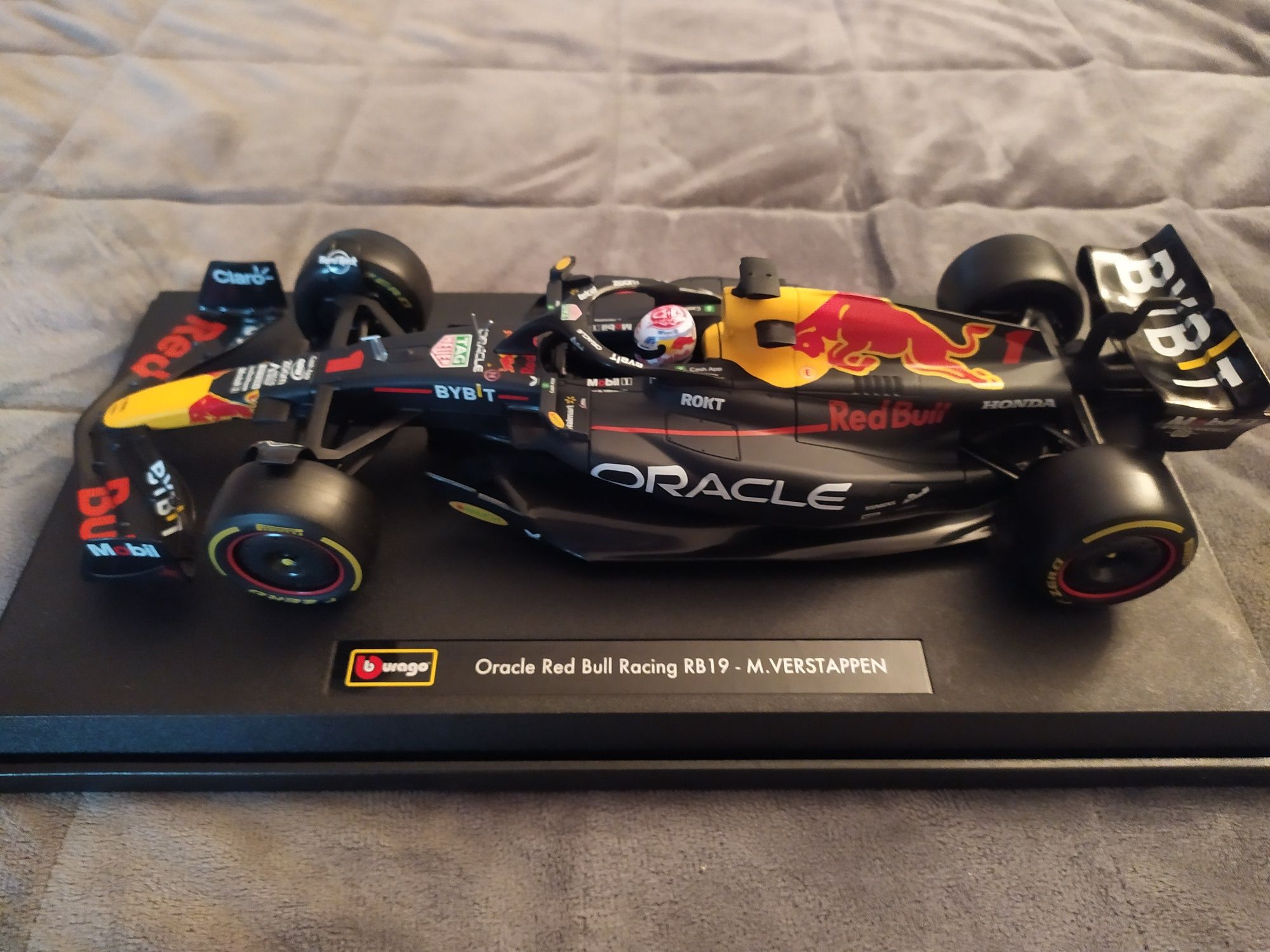 Bolid F1 Max Verstappen Red Bull RB-19 2023 model w pudełku na prezent