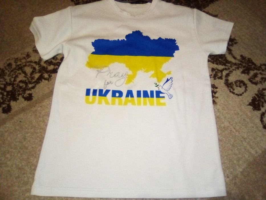 Футболка біла з принтом Ukraine