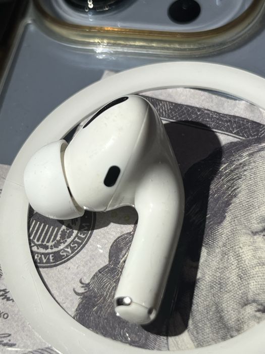 Продам наушник AirPods Pro 1 original все працює правий