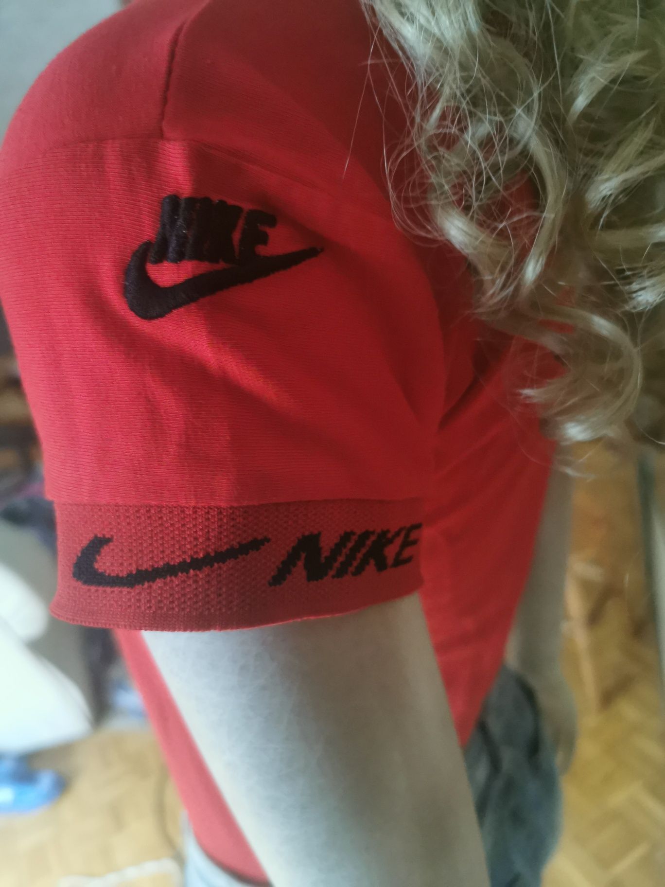 Nowa koszulka damska Nike w kolorze czerwonym logo szyte napis rękawy