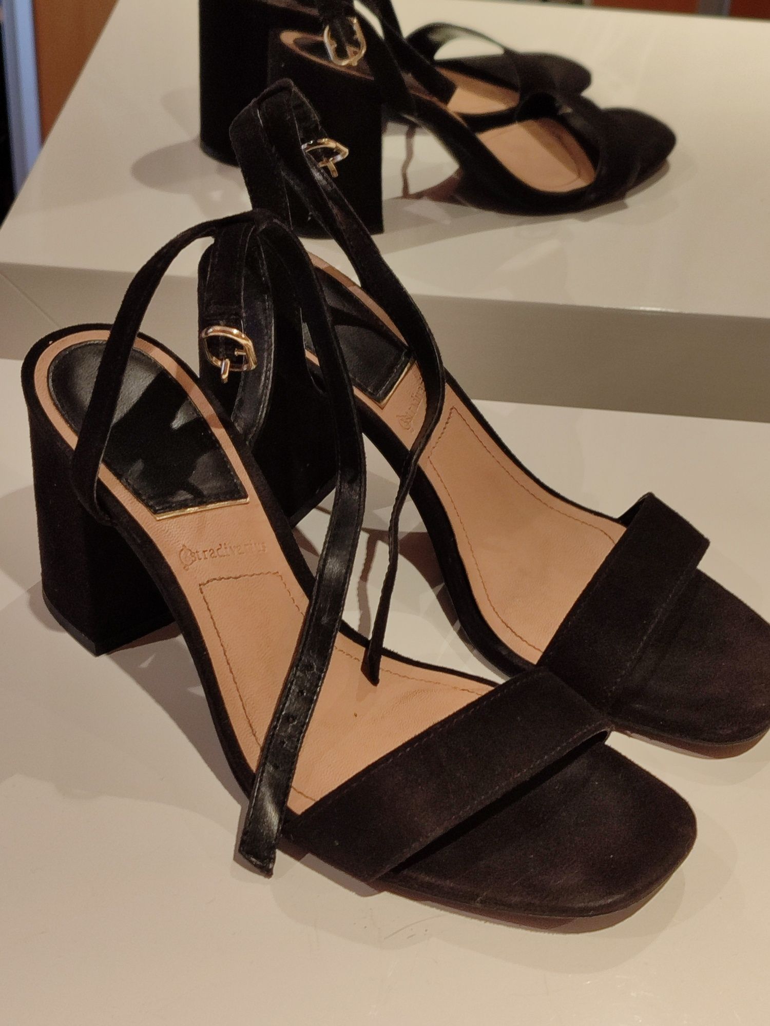 5 pares de sandálias