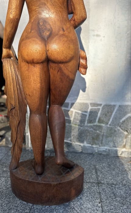 Rzeźbiona figura dekoracyjna drewniana kobieta