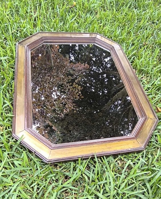 Belíssimo espelho com moldura em madeira dourada . Medidas: 65/50cm