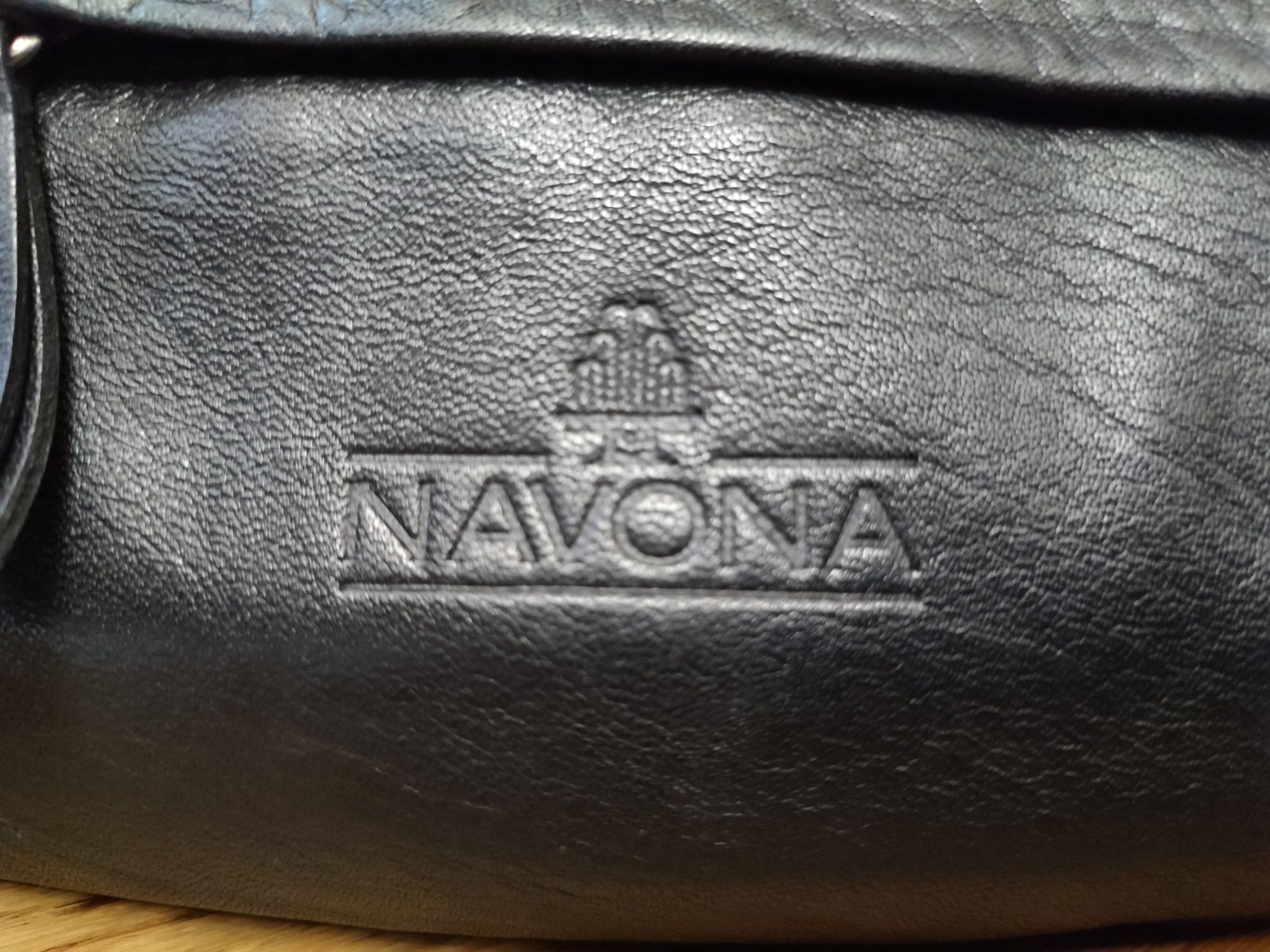 Сумка из натуральной кожи от бренда NAVONA