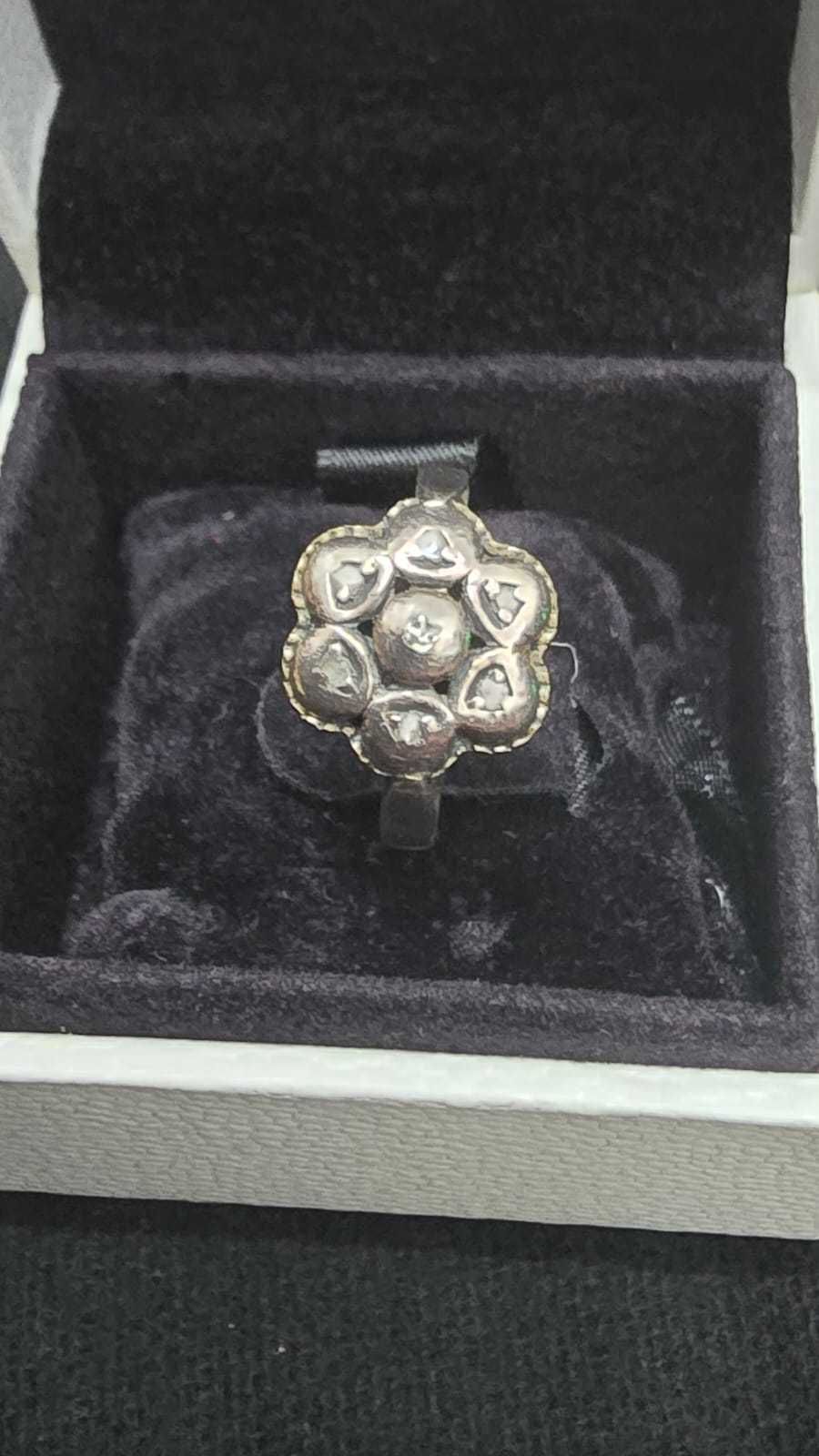 anel personalizado em prata com 7 lascas de diamante