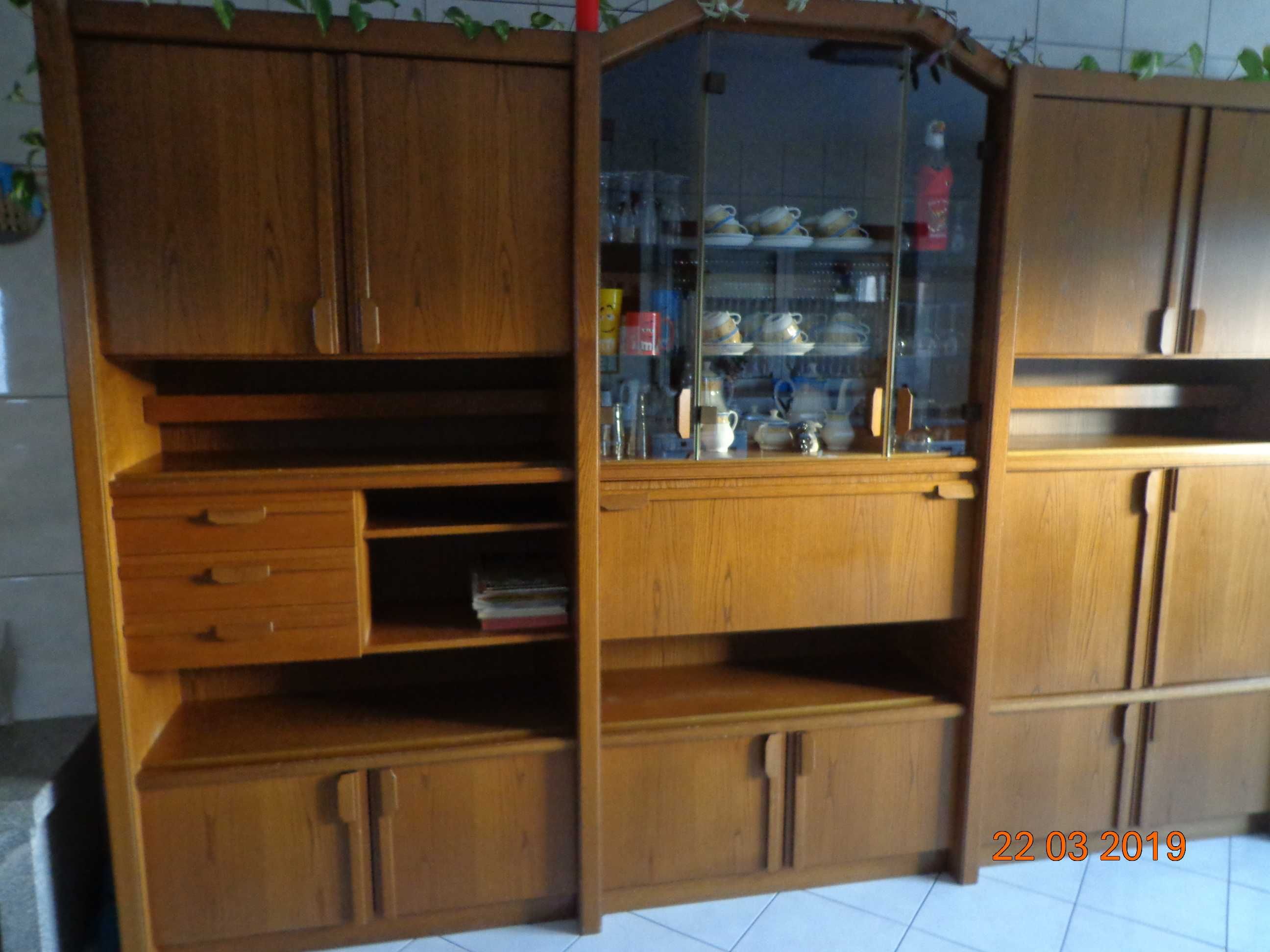 móvel de sala castanho