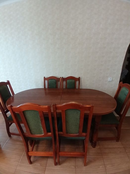 стіл і крісла у вітальню