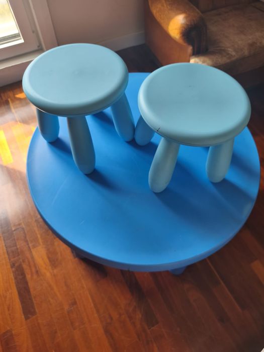 Mesa e 2 cadeiras de criança