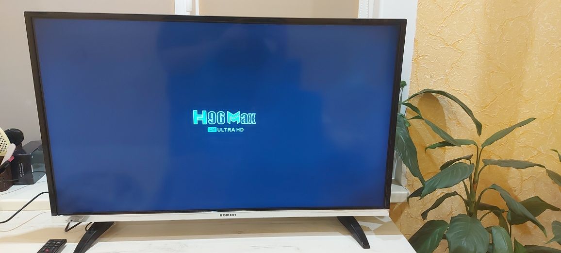 Телевізор ROMSAT 40дюймів + смарт приставка smart TVв  подарунок
