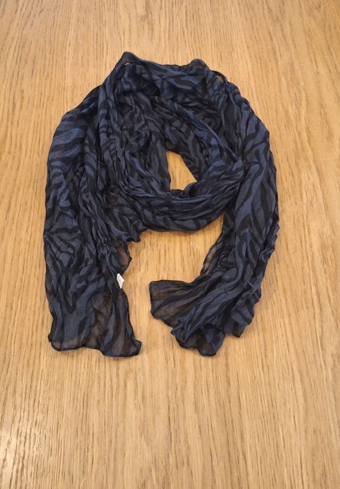 Czarny szalik apaszka