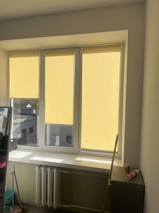 Рулонні штори б/в в гарному стані