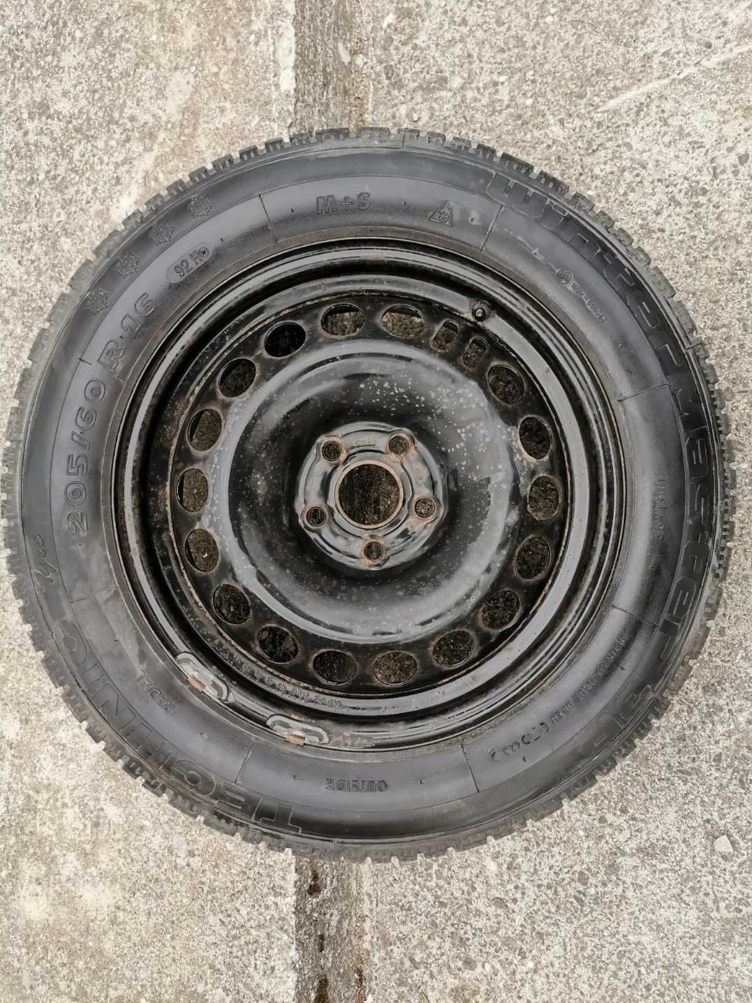 Nowe opony zimowe 205/60 R16 na stalowych felgach GM
