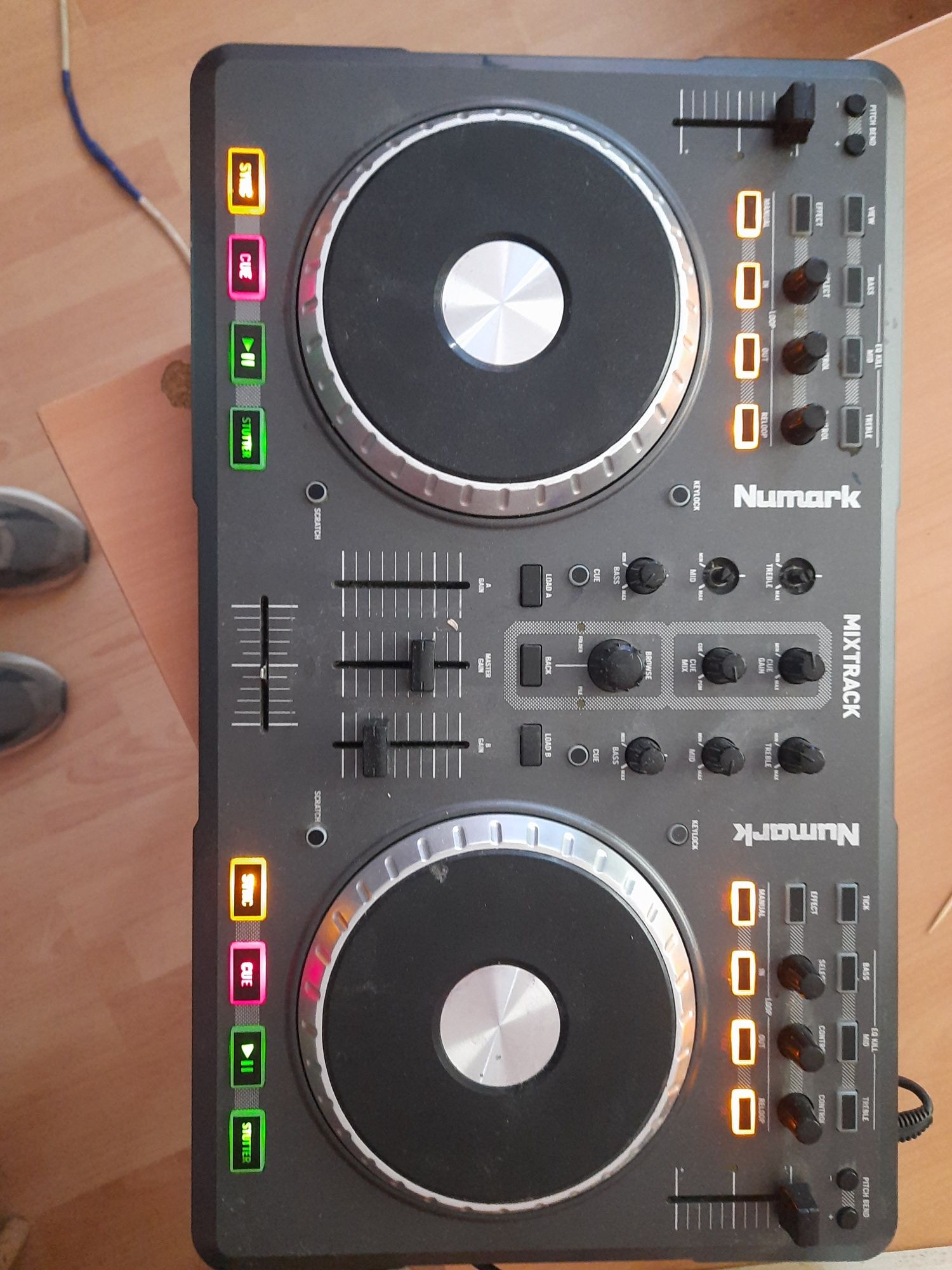 Numark Mixtrack – kontroler DJ

Sprzedam używany, w pełni sprawny kont