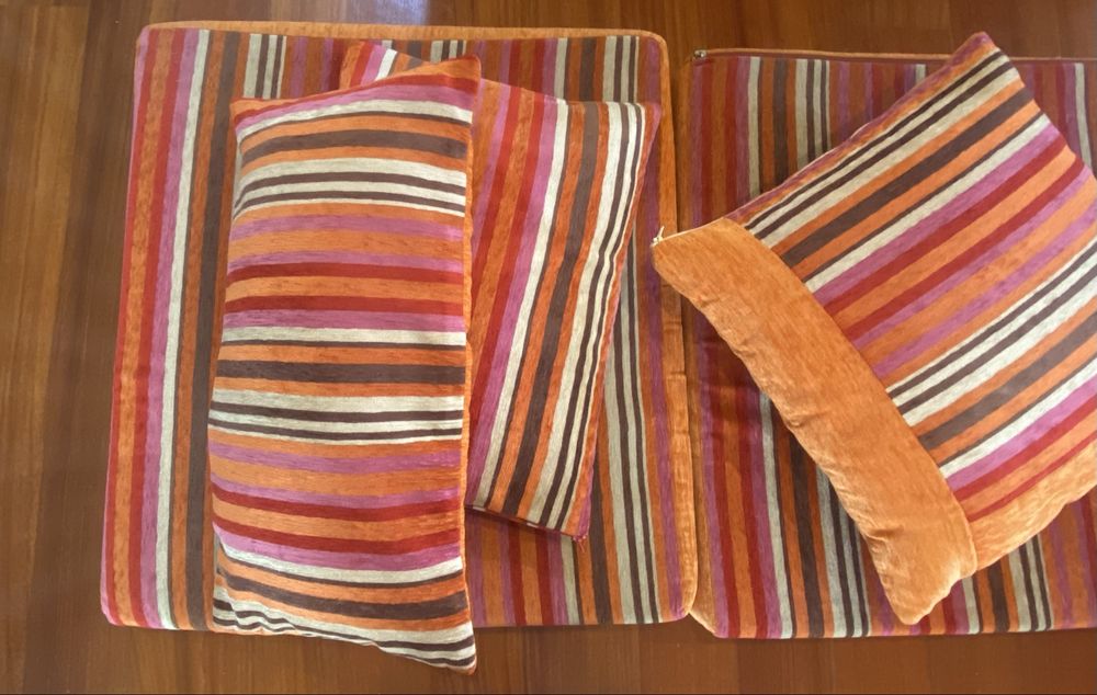 Conjunto de 3 pequenos sofas com almofadas