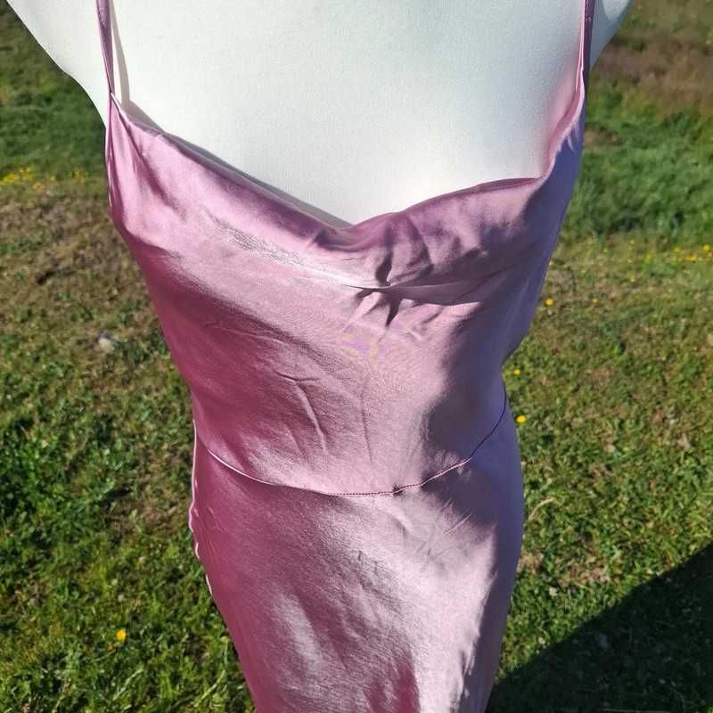 Satynowa sukienka Pretty Lavish – pudrowy róż, obcisła, rozmiar M