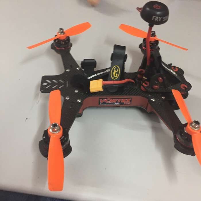 Drone Vortex Pro com motores Emax 2205