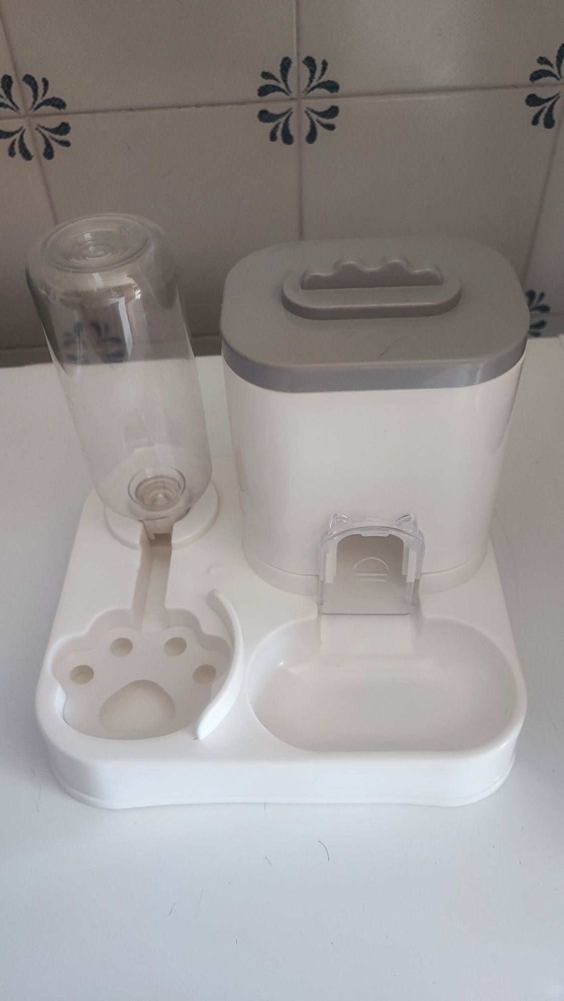 Comedouro com dispensador de água