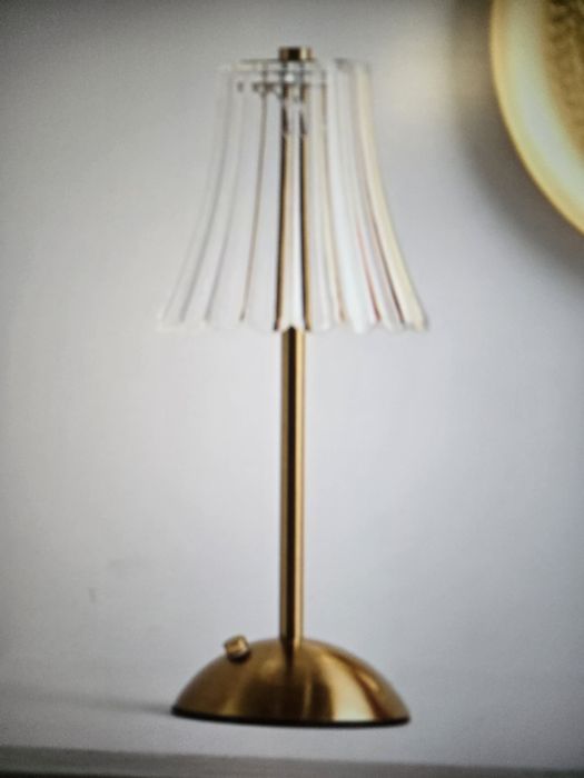 Lampka stojąca z przezroczystym kloszem