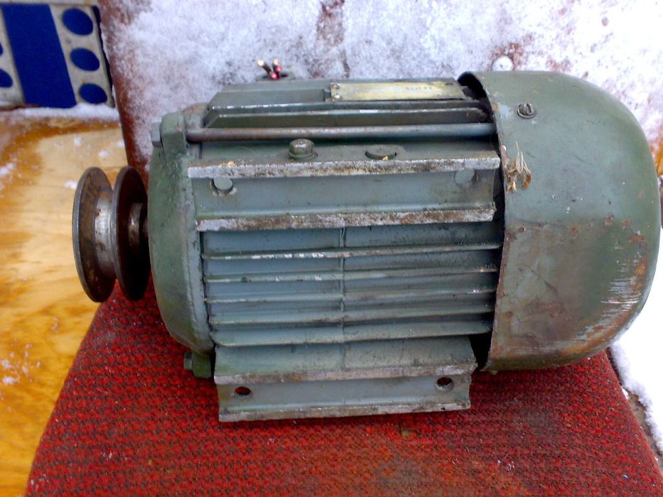 Электродвигатель 2.2 квт.1420 об.4АМ 90ЛС.25 кг.Новый.