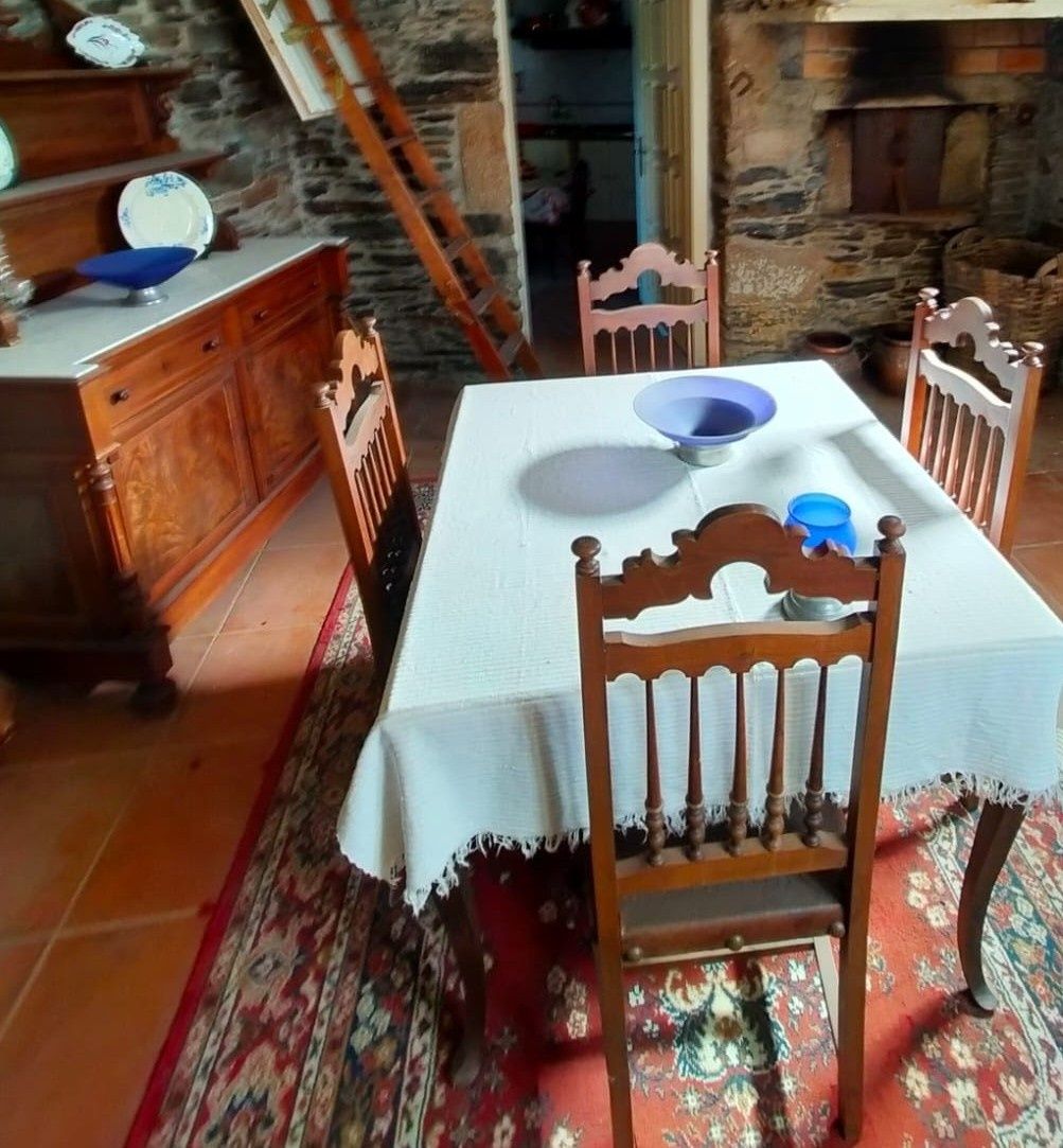 Mesa extensível em nogueira + 6 cadeiras