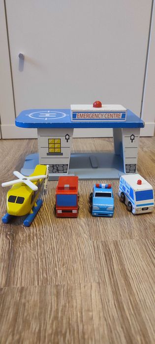 Kolejka drewniana , szpital, 3 pojazdy, helikopter