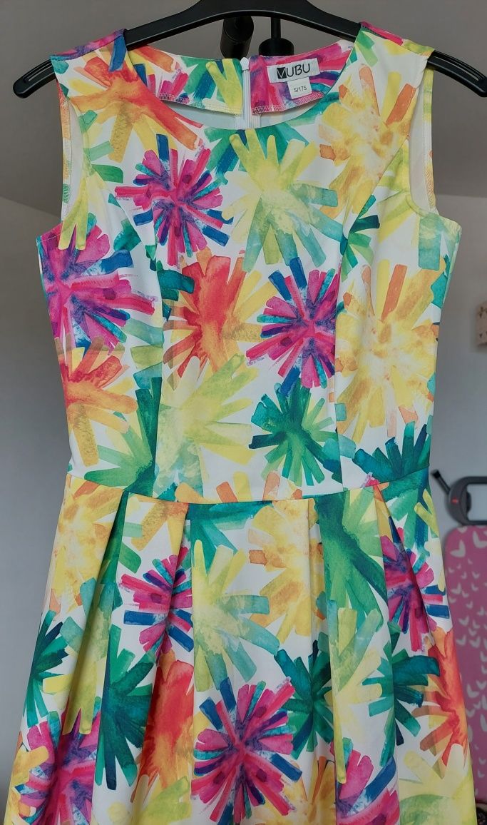 Kolorowa sukienka letnia