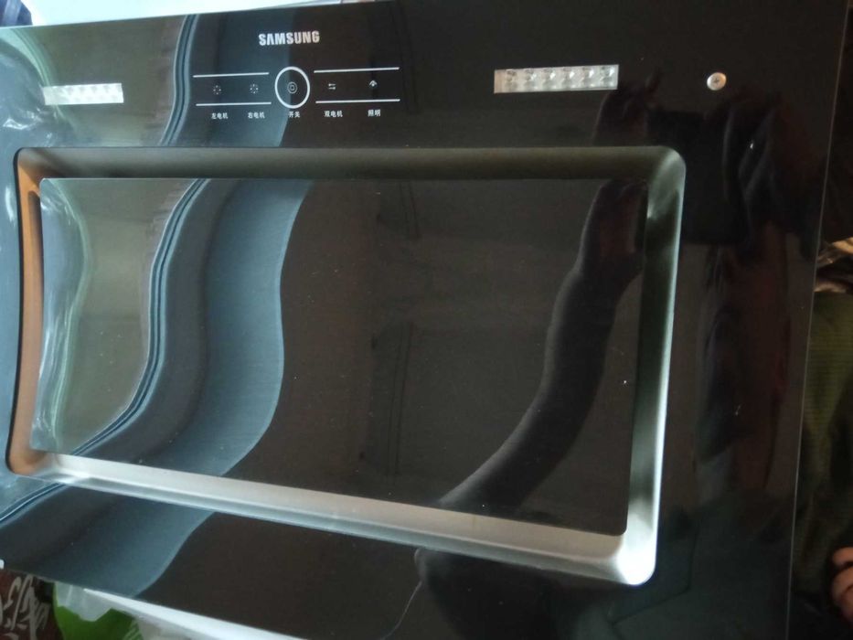 Вытяжка угловая сенсорная. Стекло. 2 мощных мотора.