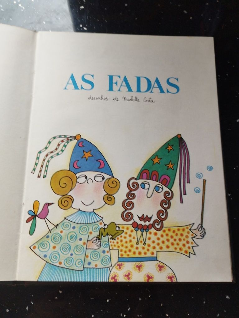 Vende se vários livros de criança