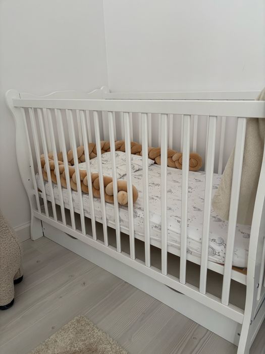 Biale drewniane łóżeczko +materac