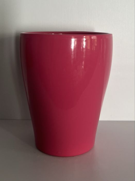 Różowa ceramiczna doniczka oslonka