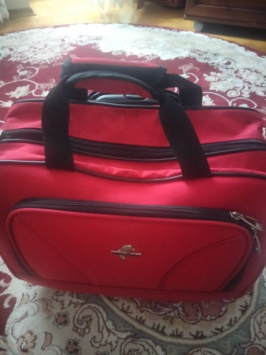 сумки дорожні одна жіноча роз45/30 червона друга розмір65/35