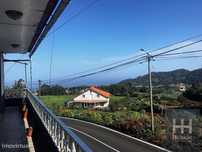 Moradia tipologia T3 + apartamento T2 em Santana
