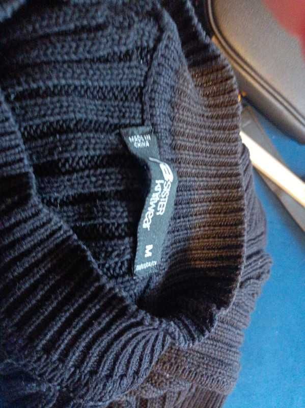 Czarny sweter z odkrytymi ramionami