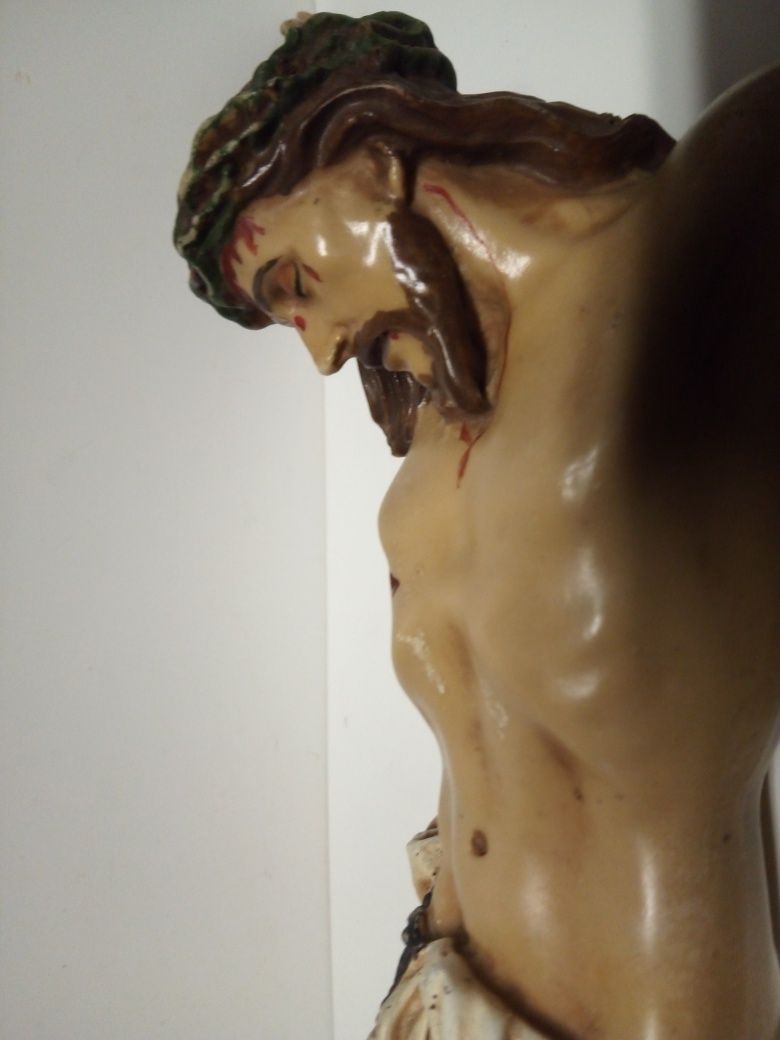 Escultura de Cristo crucificado vintage em marfinite policromado