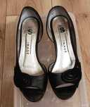 Czółenka peep toe.