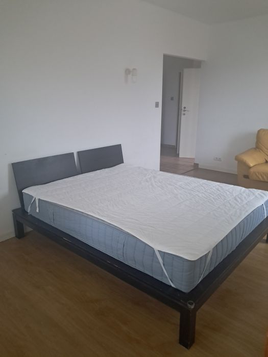 Łóżko z materacem