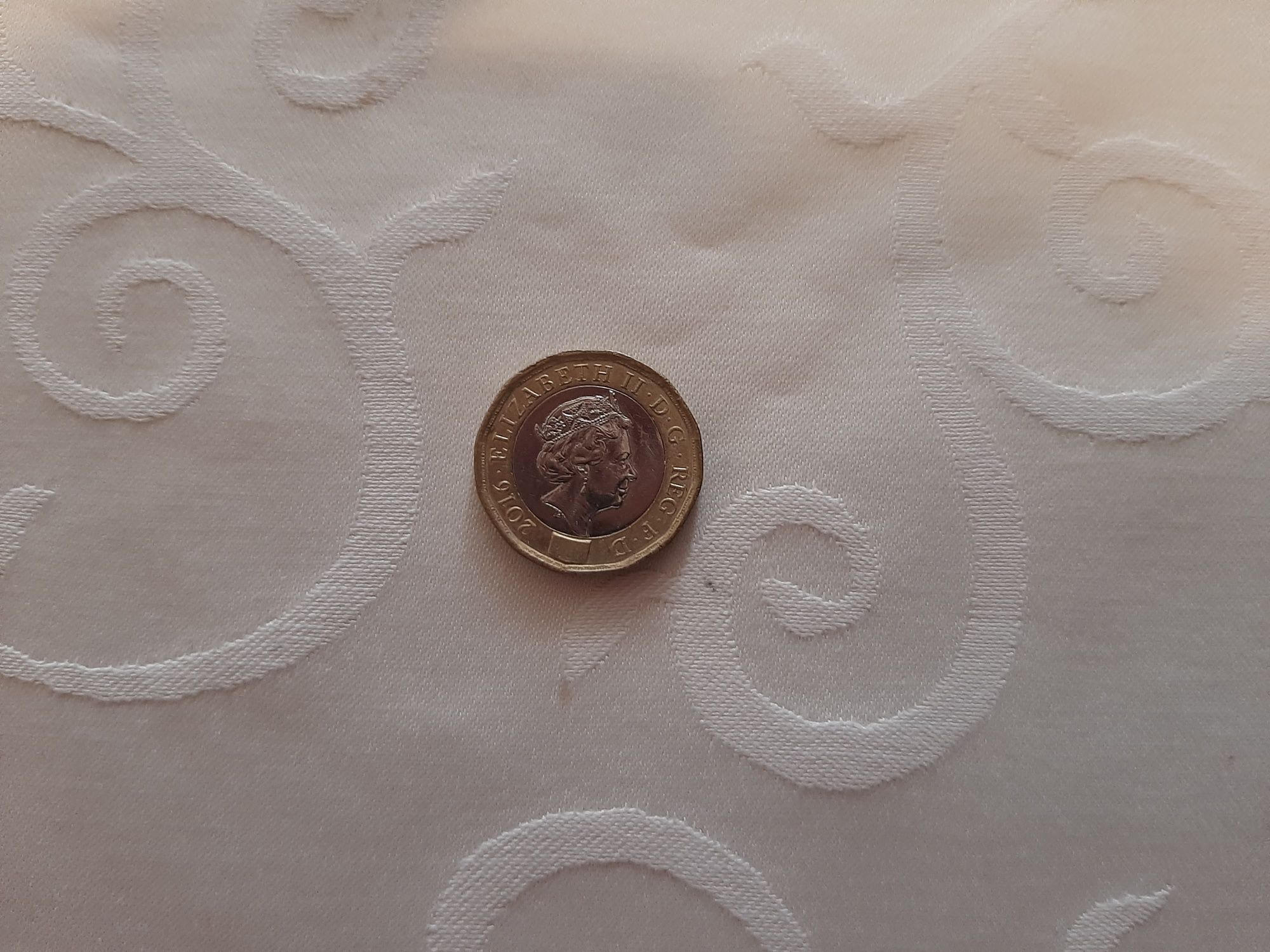 Продам монету 1 фунт стерлингов цена 200 гривен.
