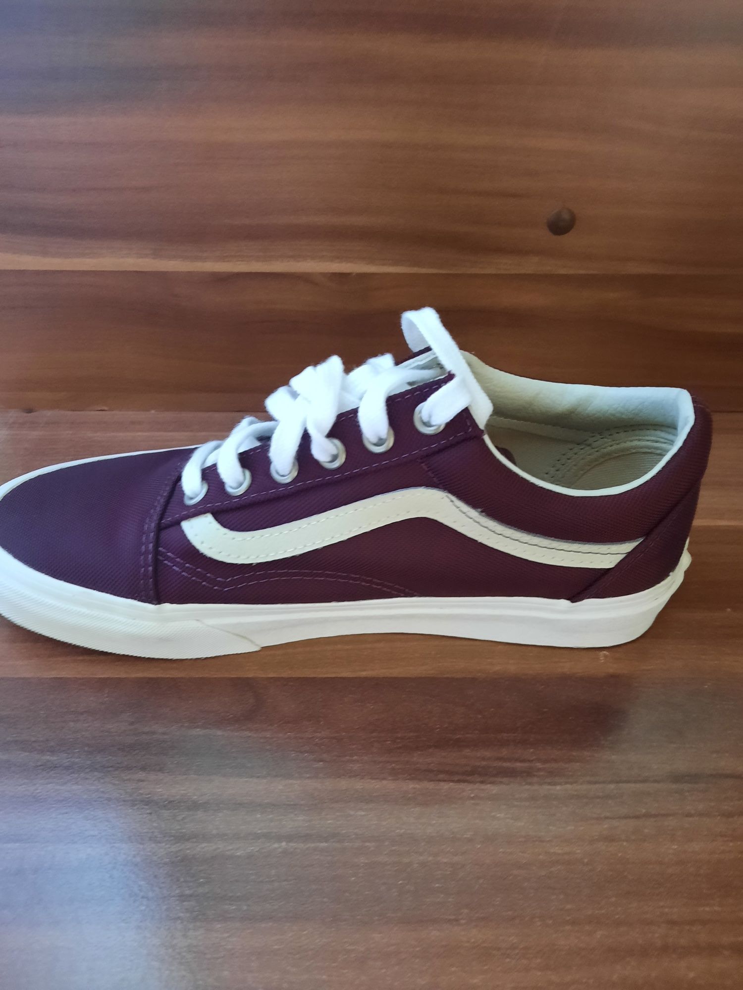 Bordowe buty vans