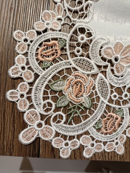 Obrus bieżnik haftowany z gipurą