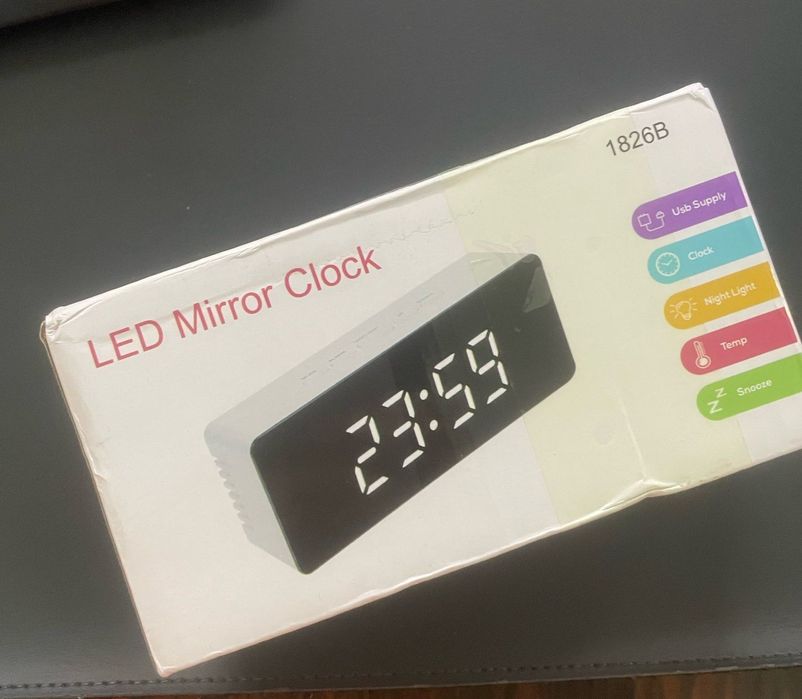 Настільний годинник з будильником