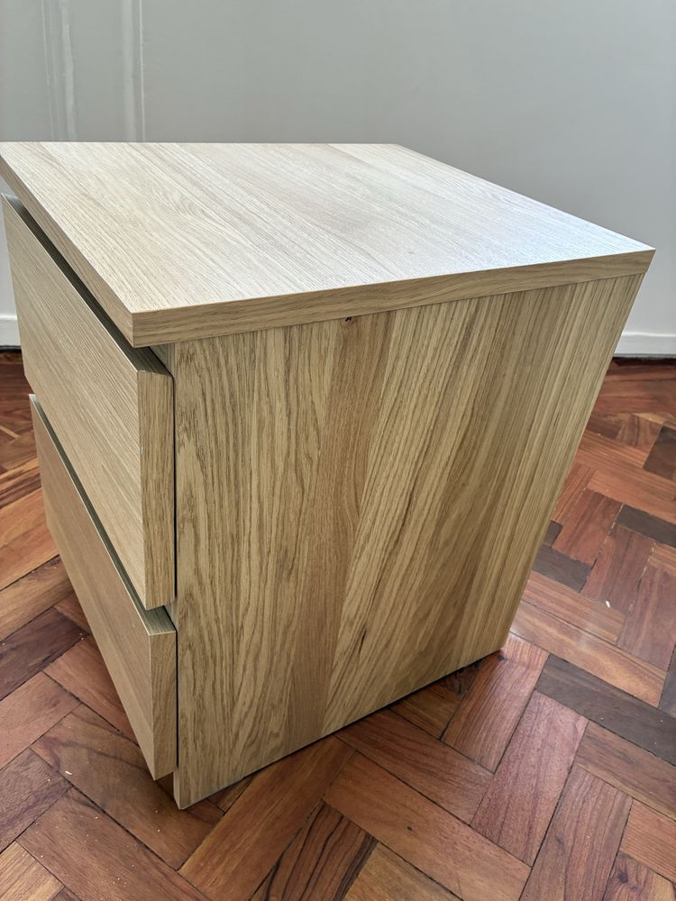 Mesa de cabeceira - MALM (castanha)