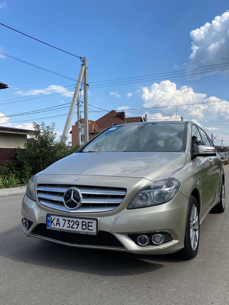 Автомобіль Mercedes-Benz B-180 2012 року