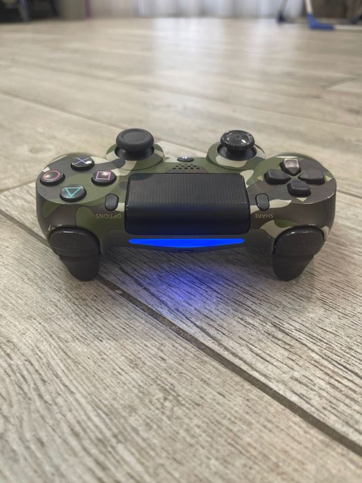 PS4 + 6 дисков + 2 джойстика (торг уместен)