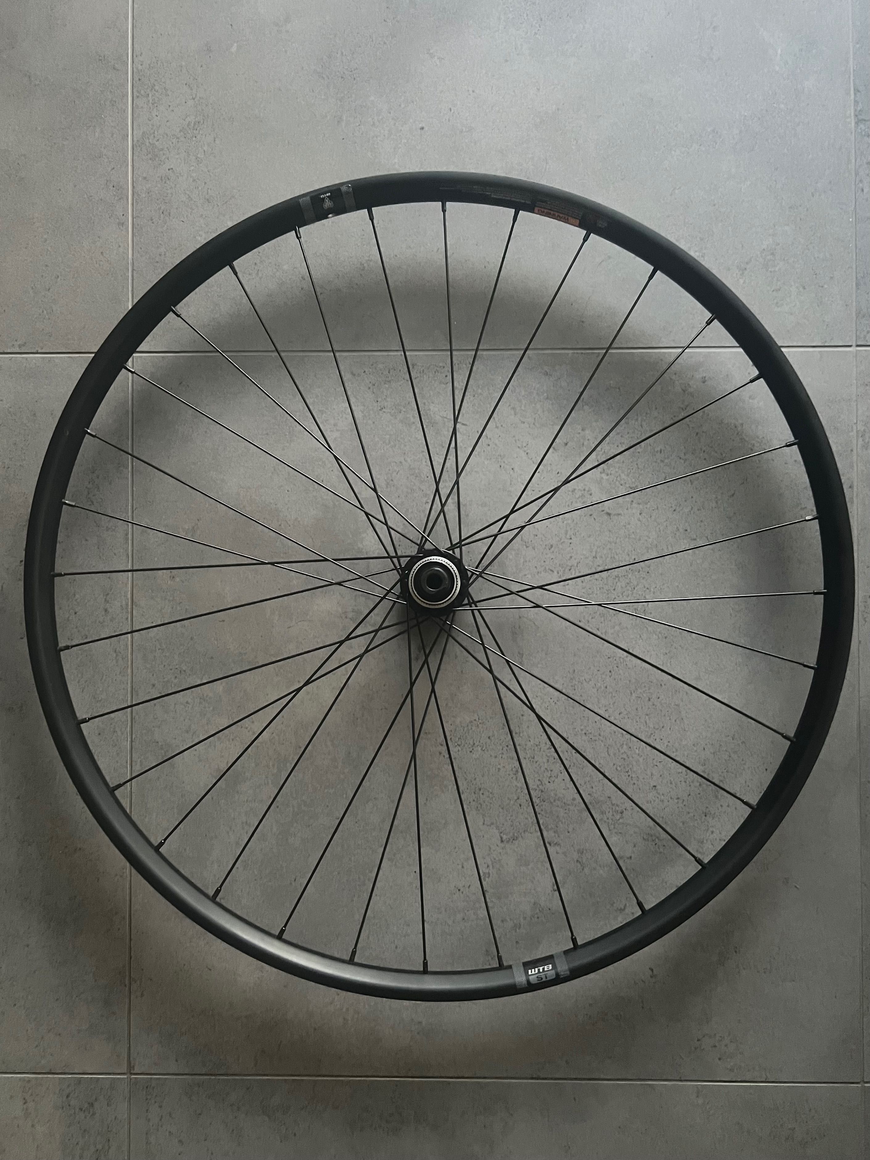 Koło przednie WTB ST i23 700C z piastą Shimano HB-RS470, 100×12 mm
