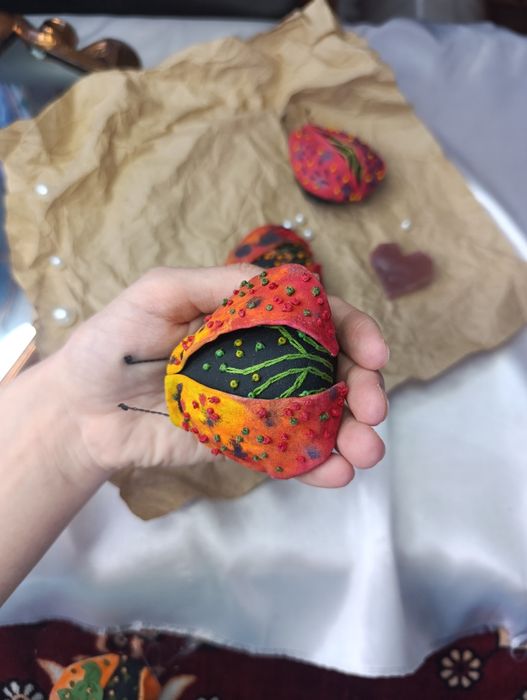 Текстильна фігурка божої корівки, декор для інтер'єру