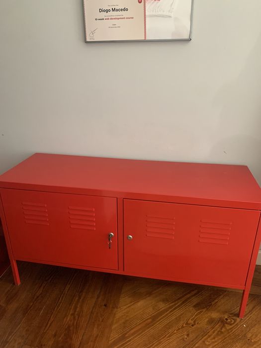 Aparador / armario/ consola vermelho