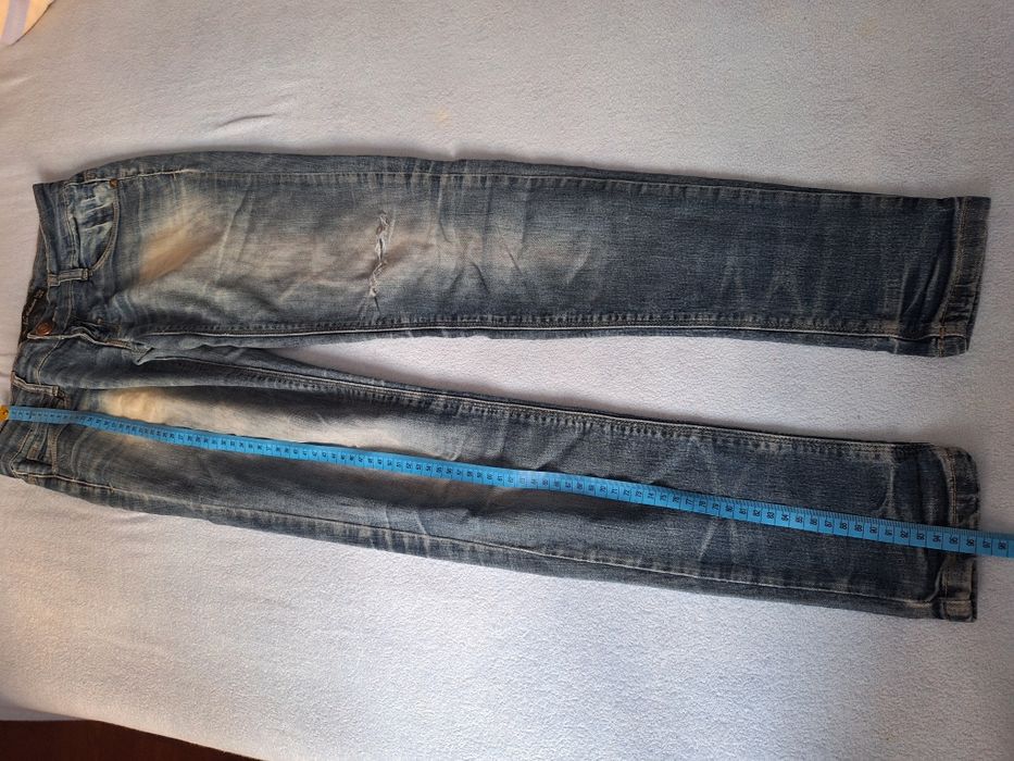 Damska dziewczęce dżinsy z rozdarciami.