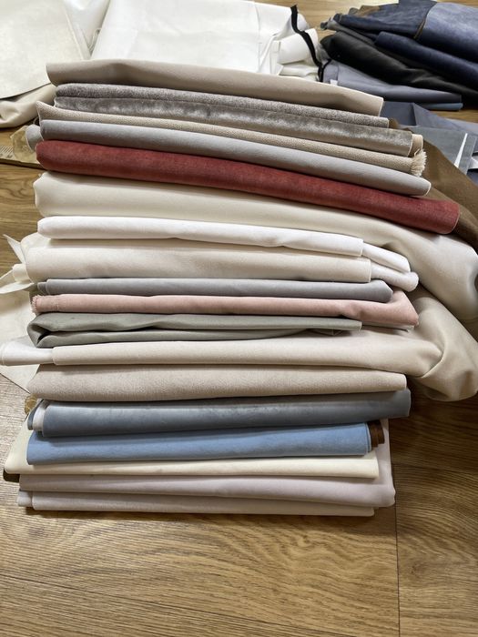 Куски  і відрізки різної тканини меблевої